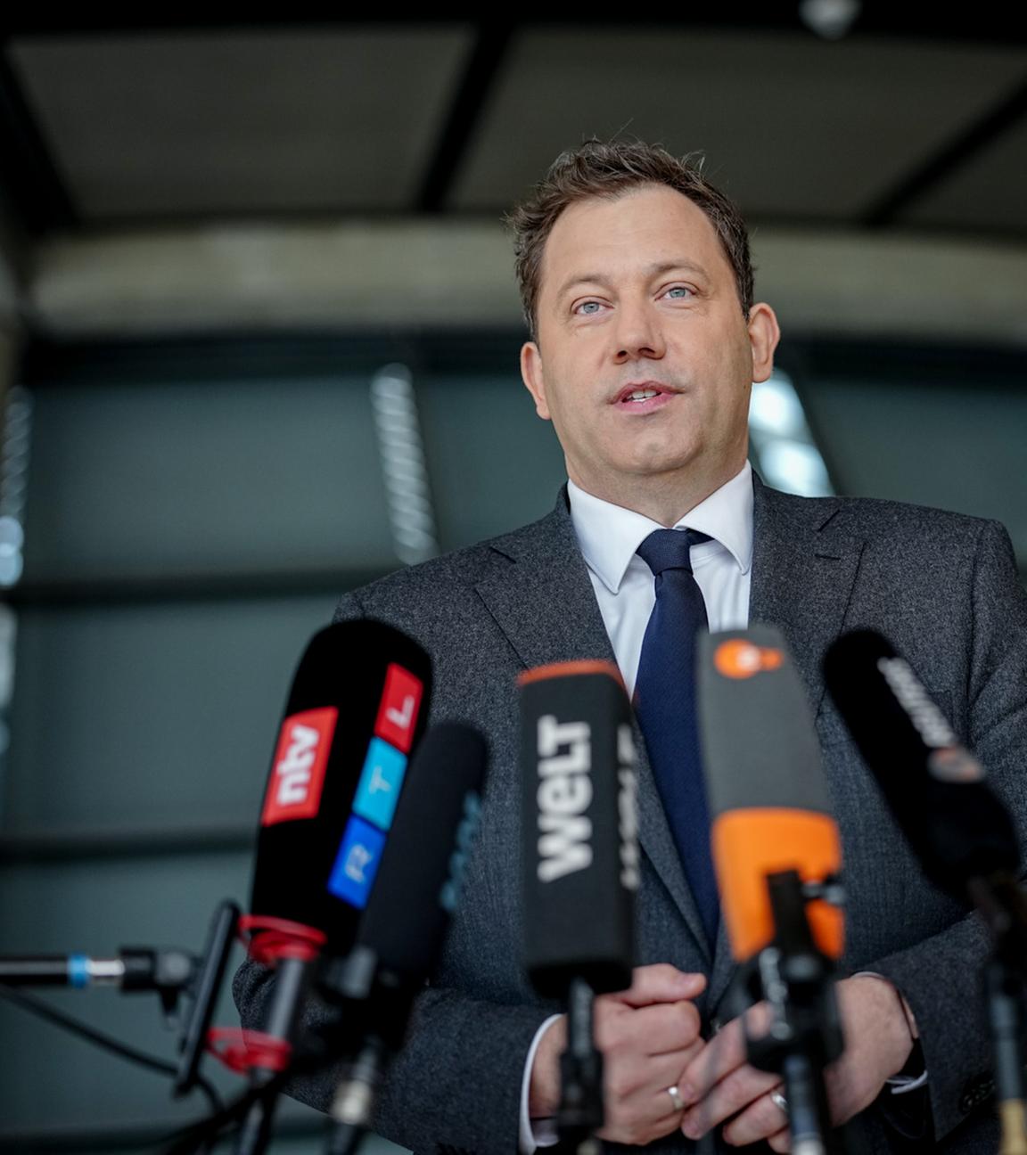 Bundesfinanzminister Lars Klingbeil (SPD) gibt zu Beginn der Sitzung des Bundestags ein Pressestatement zur privaten Altersvorsorge. 