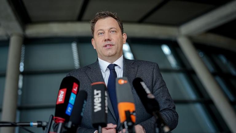 Bundesfinanzminister Lars Klingbeil (SPD) gibt zu Beginn der Sitzung des Bundestags ein Pressestatement zur privaten Altersvorsorge. 