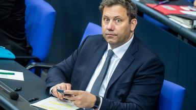 Die Bundesregierung hatte angesichts der wirtschaftlichen Folgen des Irankriegs ihre Konjunkturprognose mit einer Korrektur auf 0,5 Prozent für das Jahr 2026 halbiert.