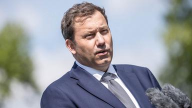 Lars Klingbeil (SPD), Bundesminister der Finanzen, nimmt an der Pressekonferenz nach der Klausurtagung der Bundesregierung in Schloss Neuhardenberg teil. 