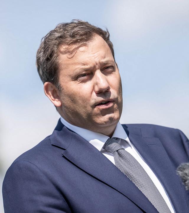 Lars Klingbeil (SPD), Bundesminister der Finanzen, nimmt an der Pressekonferenz nach der Klausurtagung der Bundesregierung in Schloss Neuhardenberg teil. 
