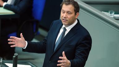 Bundesfinanzminister Klingbeil stellt den Entwurf des Haushaltsplans für das kommende Jahr vor.