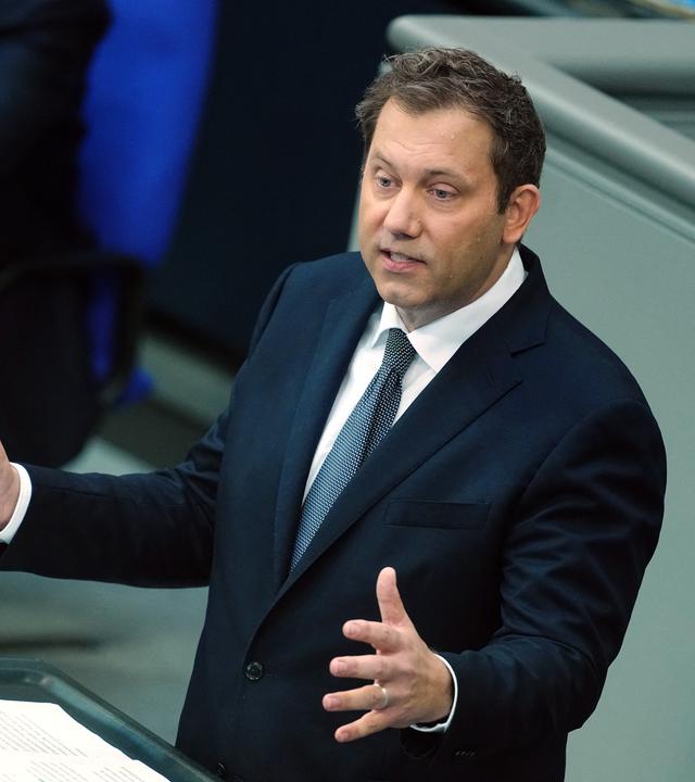 Bundesfinanzminister Klingbeil stellt den Entwurf des Haushaltsplans für das kommende Jahr vor.