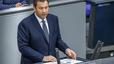 Bundesfinanzminister Klingbeil stellt den Entwurf des Haushaltsplans für das kommende Jahr vor.