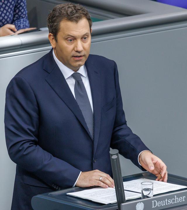 Bundesfinanzminister Klingbeil stellt den Entwurf des Haushaltsplans für das kommende Jahr vor.