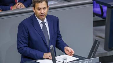 Bundesfinanzminister Klingbeil möchte mit der Reform der Einkommenssteuer kleine und mittlere Einkommen sowie Familien mit Kindern entlasten.