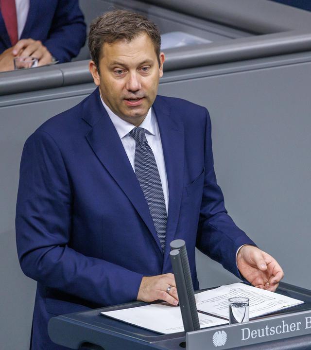 Bundesfinanzminister Klingbeil möchte mit der Reform der Einkommenssteuer kleine und mittlere Einkommen sowie Familien mit Kindern entlasten.