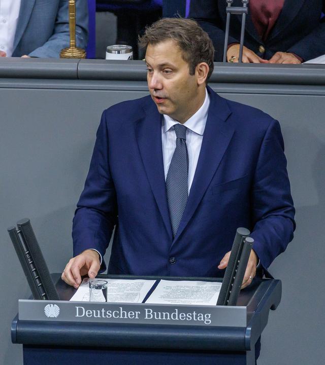 Bundesfinanzminister Klingbeil möchte mit der Reform der Einkommenssteuer kleine und mittlere Einkommen sowie Familien mit Kindern entlasten.