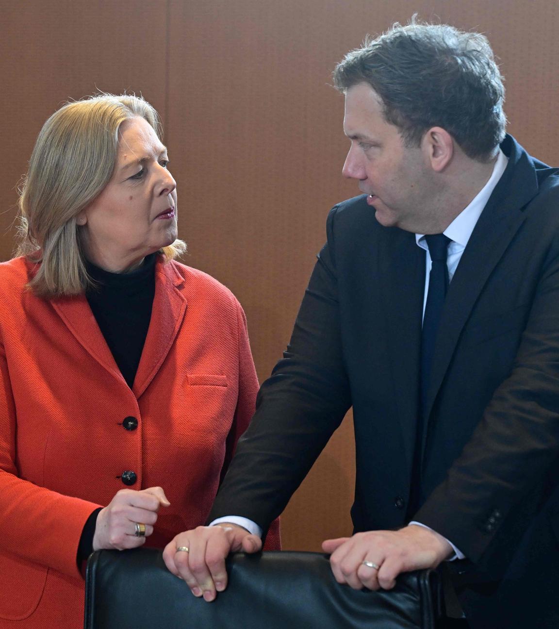 Lars Klingbeil und Bärbel Bas bei Kabinettssitzung im Kanzleramt.