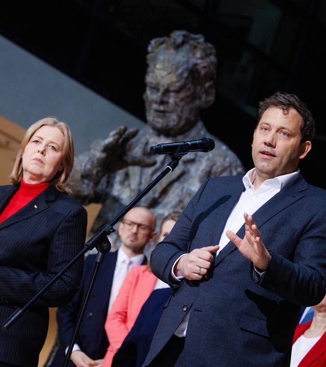 Berlin: Lars Klingbeil (r-l), Vorsitzender der SPD, Bärbel Bas, Vorsitzende der SPD, und Tim Klüssendorf, Generalsekretär der SPD, stehen während der Jahresauftaktklausur des SPD-Parteivorstands. Archivbild