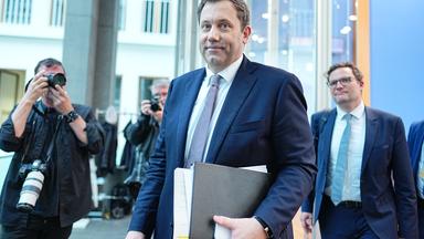 Lars Klingbeil (SPD), Bundesminister der Finanzen, verlässt die Pressekonferenz zur Vorstellung des Planentwurfs für den Bundeshaushalt 2027 im Haus der Bundespressekonferenz.
