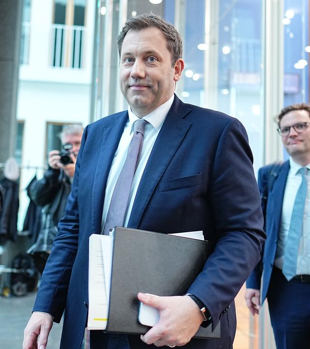 Lars Klingbeil (SPD), Bundesminister der Finanzen, verlässt die Pressekonferenz zur Vorstellung des Planentwurfs für den Bundeshaushalt 2027 im Haus der Bundespressekonferenz.