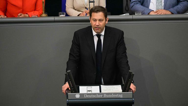 Finanzminister Lars Klingbeil spricht im Bundestag.