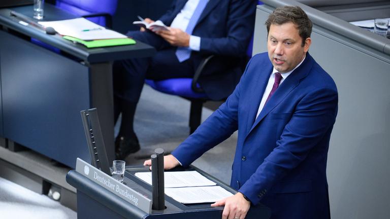 23.09.2025, Berlin: Lars Klingbeil (SPD), Bundesminister der Finanzen, spricht in der 26. Plenarsitzung der 21. Legislaturperiode im Deutschen Bundestag.
