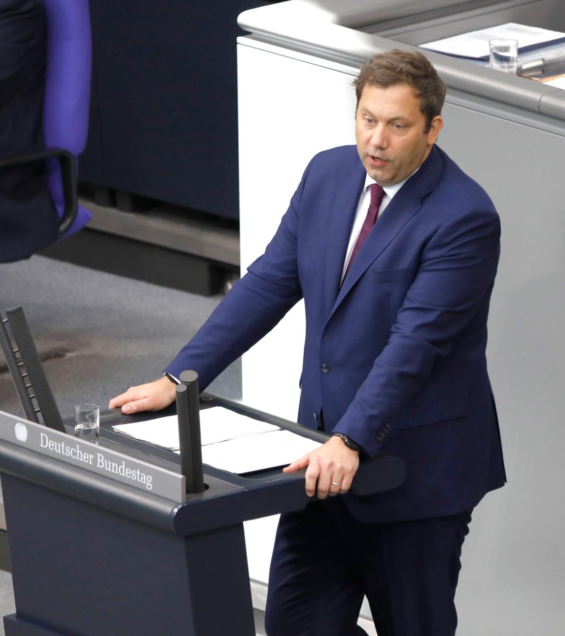 Lars Klingbeil steht am Rednerpult des Bundestages