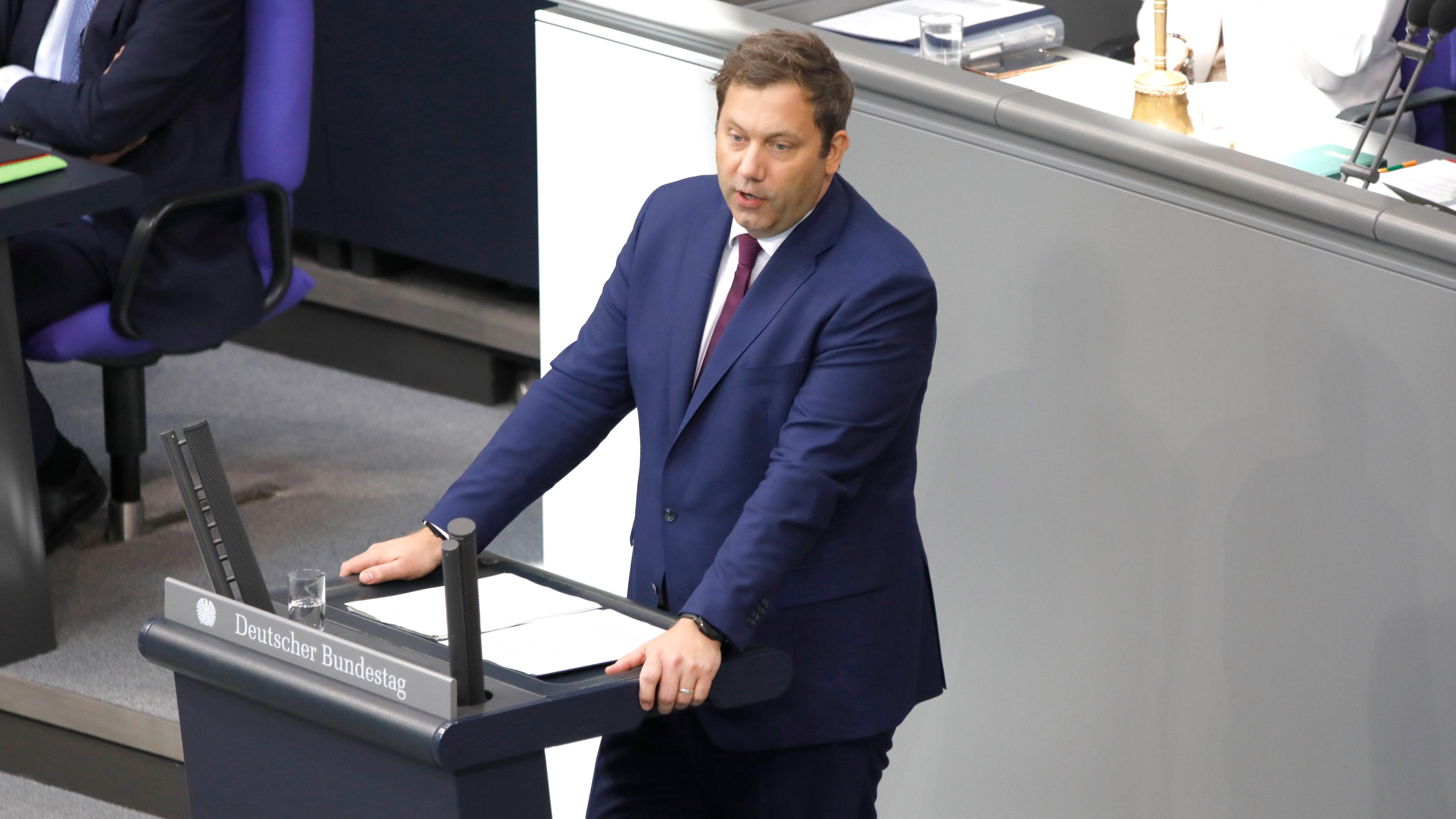 Lars Klingbeil steht am Rednerpult des Bundestages