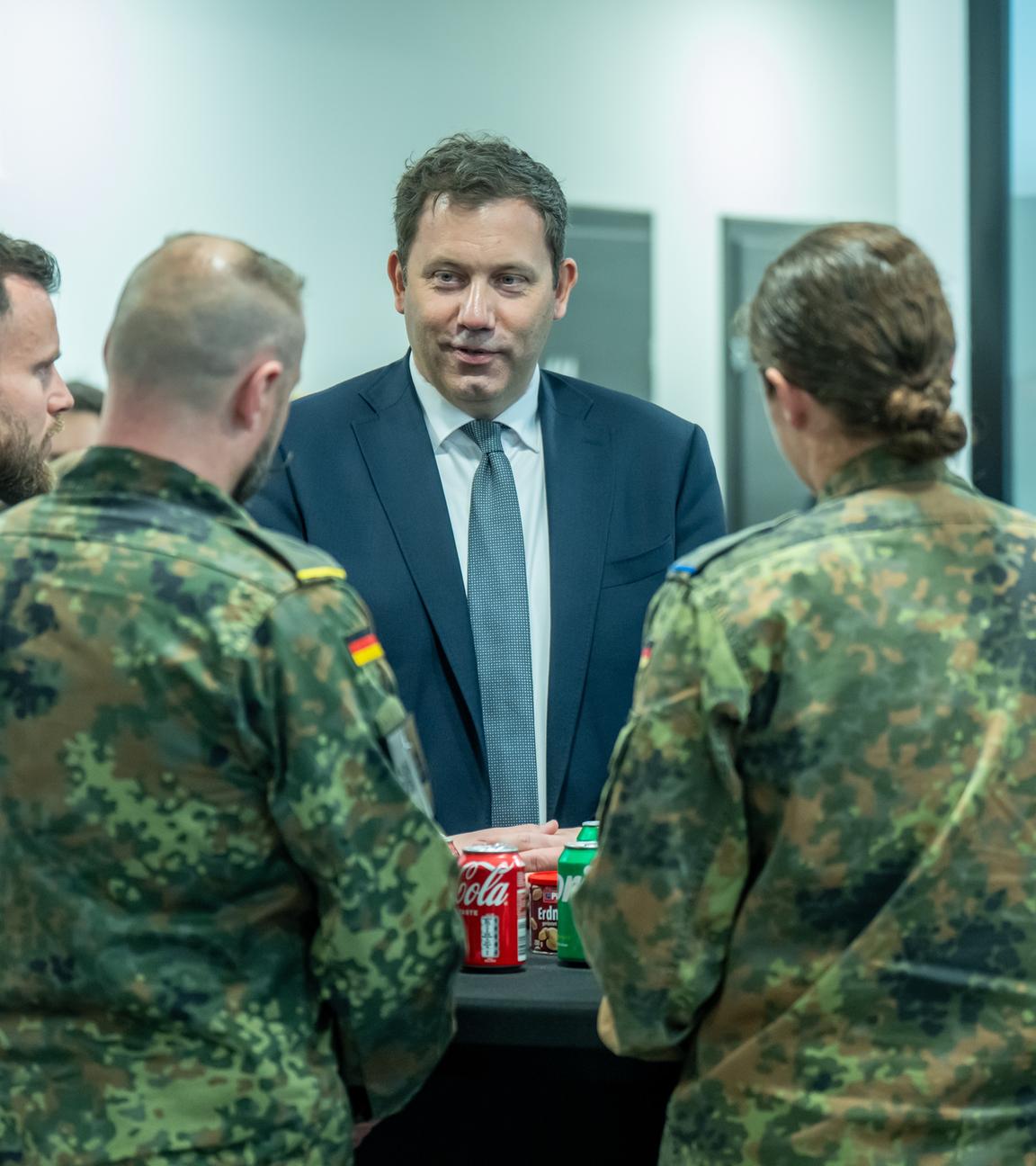 Lars Klingbeil (SPD, M), Bundesminister der Finanzen und Vizekanzler, spricht mit Soldaten der Panzerbrigade 45 «Litauen». 