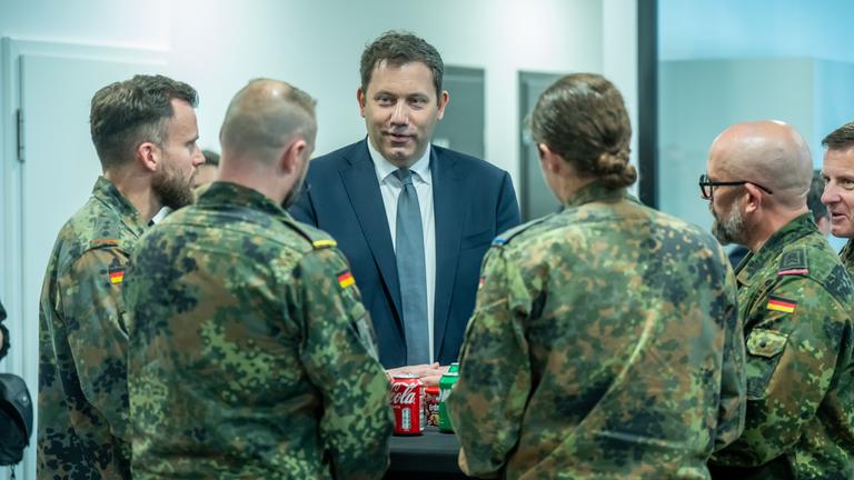 Lars Klingbeil (SPD, M), Bundesminister der Finanzen und Vizekanzler, spricht mit Soldaten der Panzerbrigade 45 «Litauen». 