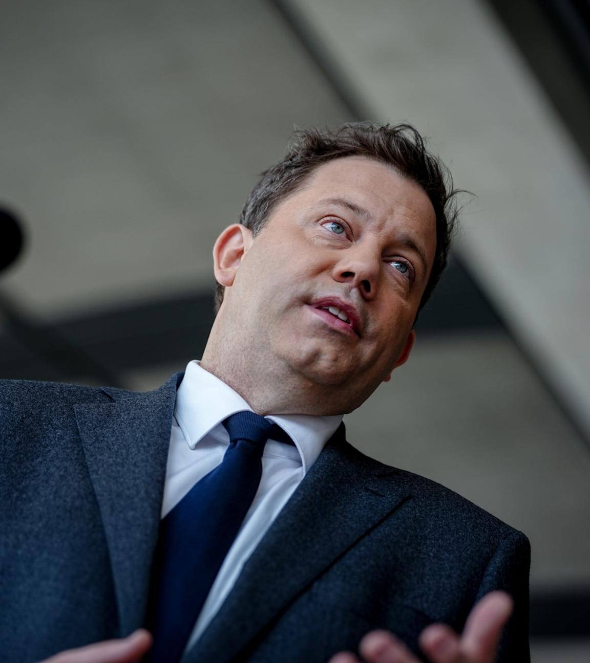 Lars Klingbeil (SPD), Bundesminister der Finanzen, Vizekanzler und SPD-Bundesvorsitzender, gibt zu Beginn der Sitzung des Bundestags ein Pressestatement.