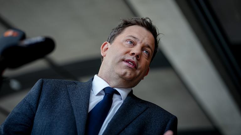 Lars Klingbeil (SPD), Bundesminister der Finanzen, Vizekanzler und SPD-Bundesvorsitzender, gibt zu Beginn der Sitzung des Bundestags ein Pressestatement.