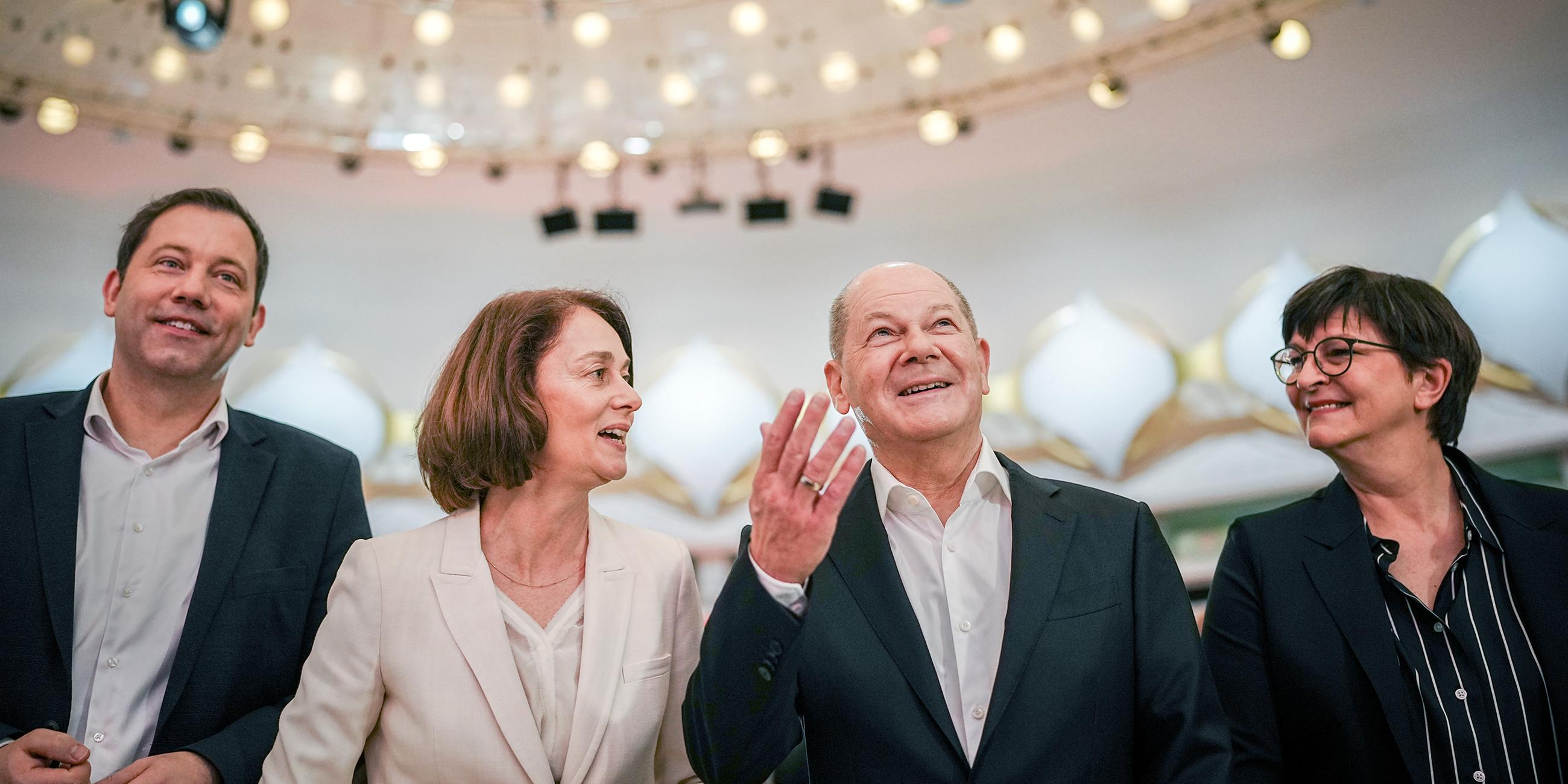 Lars Klingbeil (l-r),, Katarina Barley, Olaf Scholz und Saskia Esken
