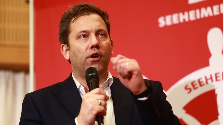 Co-Vorsitzender der Sozialdemokratischen Partei Deutschlands Lars Klingbeil nimmt an einem Treffen des Seeheimer Kreises der wirtschaftsliberalen Mitglieder der Sozialdemokratischen Partei Deutschlands (SPD) in Berlin teil