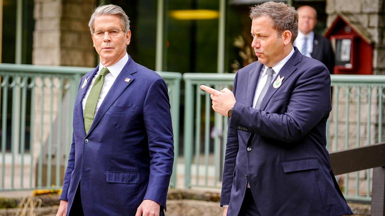  Lars Klingbeil (r, SPD), Bundesminister der Finanzen, Vizekanzler und SPD-Bundesvorsitzender, und Scott Bessent, US-Finanzminister, treffen sich beim Treffen der G7-Finanzminister und Notenbankgouverneure.