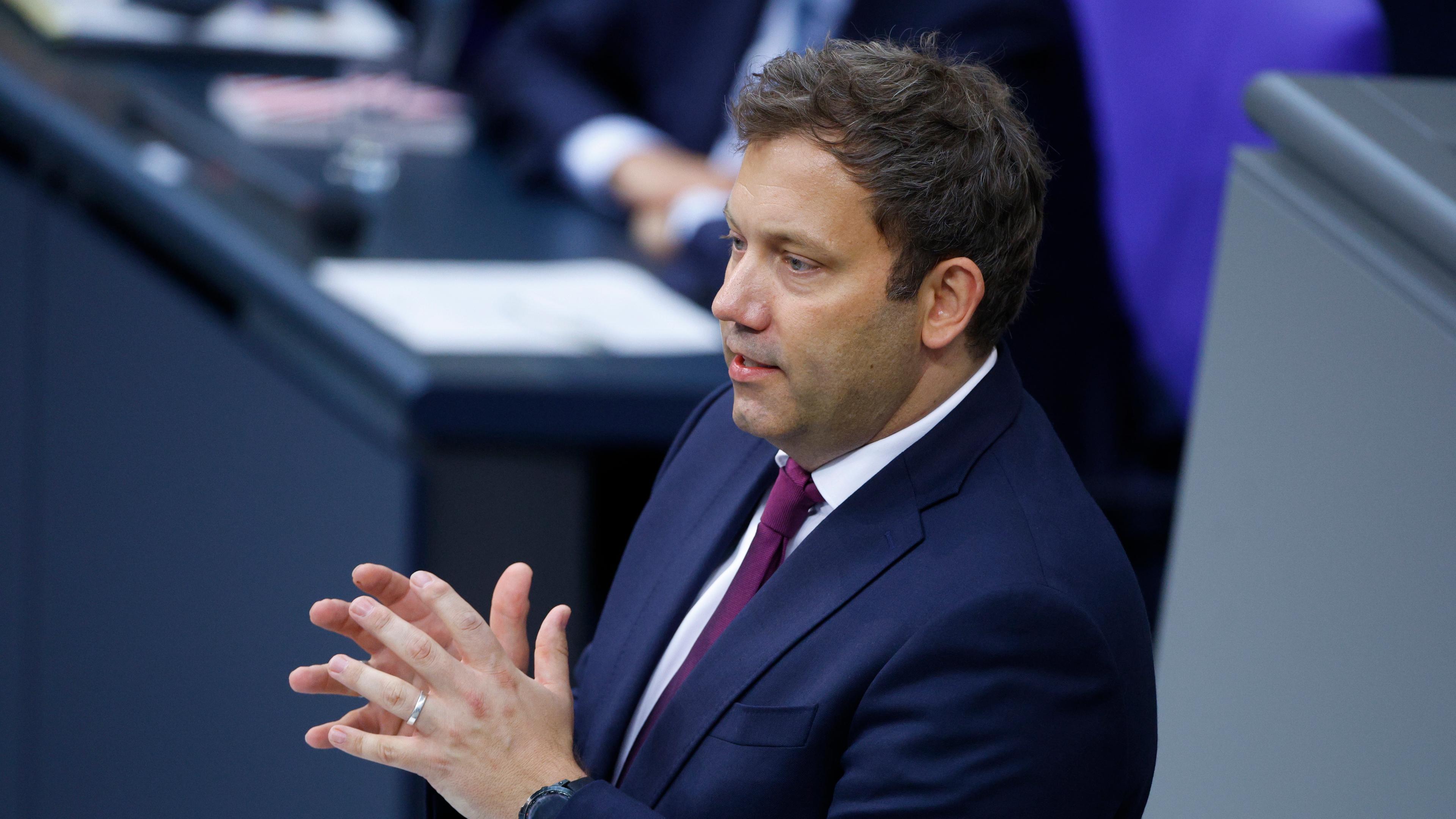 Lars Klingbeil (SPD), Bundesminister der Finanzen, spricht in der 25. Plenarsitzung der 21. Legislaturperiode im Deutschen Bundestag. 