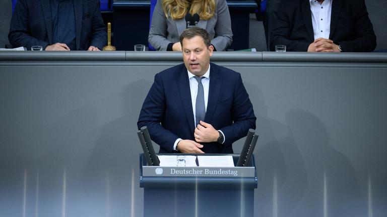 26.09.2025, Berlin: Lars Klingbeil (SPD), Bundesminister der Finanzen, spricht in der 29. Plenarsitzung der 21. Legislaturperiode im Deutschen Bundestag.