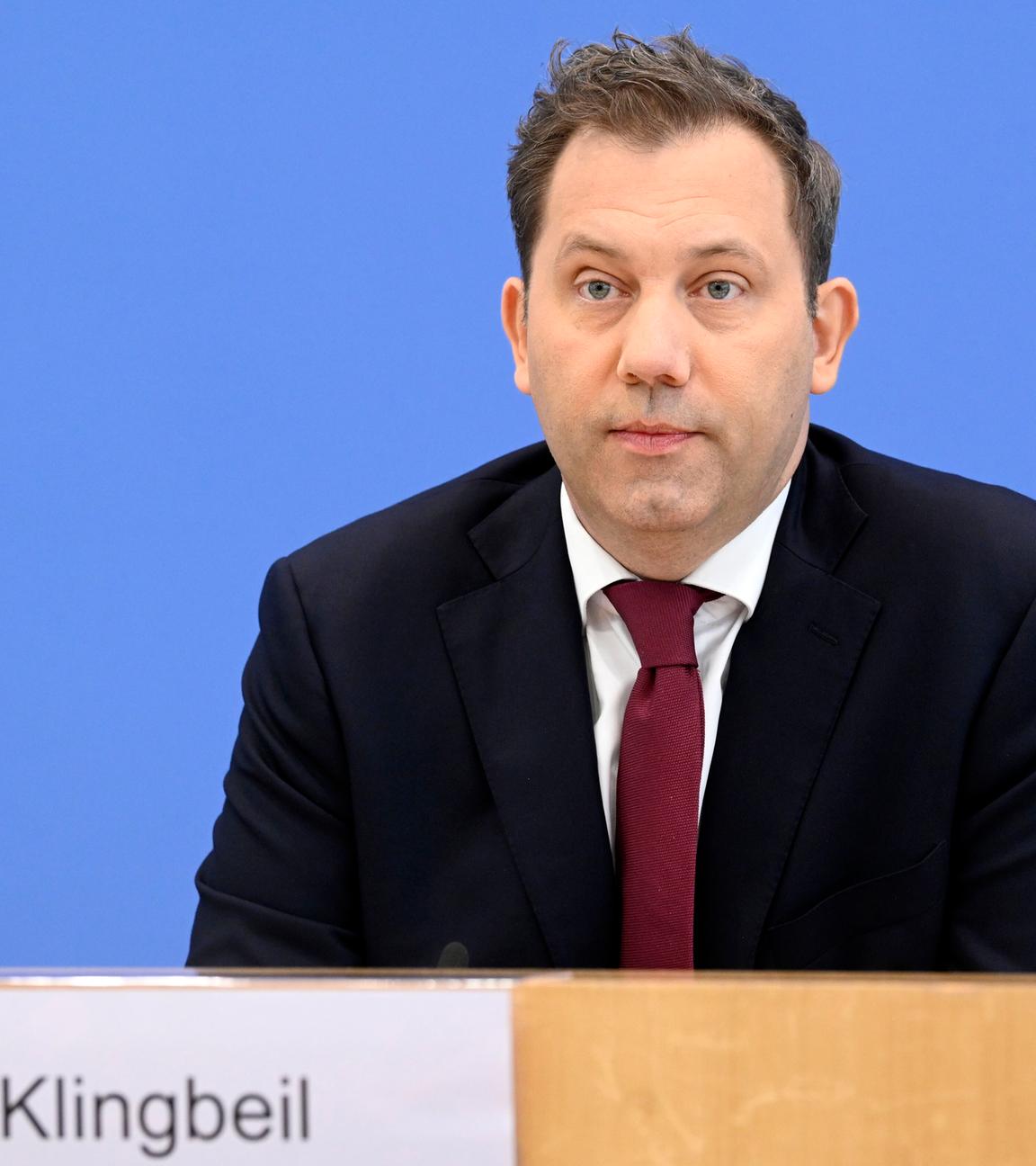 Lars Klingbeil bei der Bundespressekonferenz Entwurf des Bundeshaushalts 2025 und Eckwerte fuer den Entwurf des Bundeshaushalts 2026 im Haus der Bundespressekonferenz.