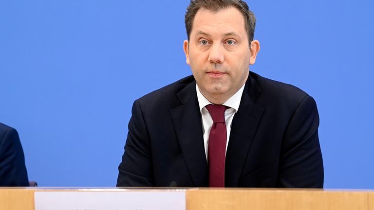 Lars Klingbeil bei der Bundespressekonferenz Entwurf des Bundeshaushalts 2025 und Eckwerte fuer den Entwurf des Bundeshaushalts 2026 im Haus der Bundespressekonferenz.