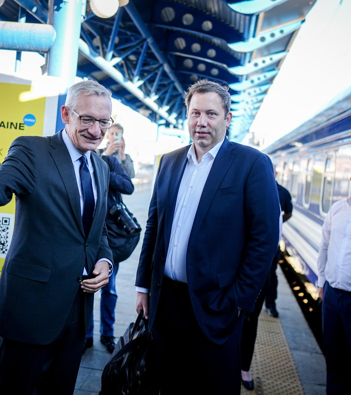 Lars Klingbeil (SPD), Bundesminister der Finanzen, Vizekanzler und SPD-Bundesvorsitzender, kommt am Morgen mit dem Sonderzug auf dem Bahnhof ukrainischen Hauptstadt an und wird vom deutschen Botschafter in der Ukraine, Martin Jäger (l), begrüßt.