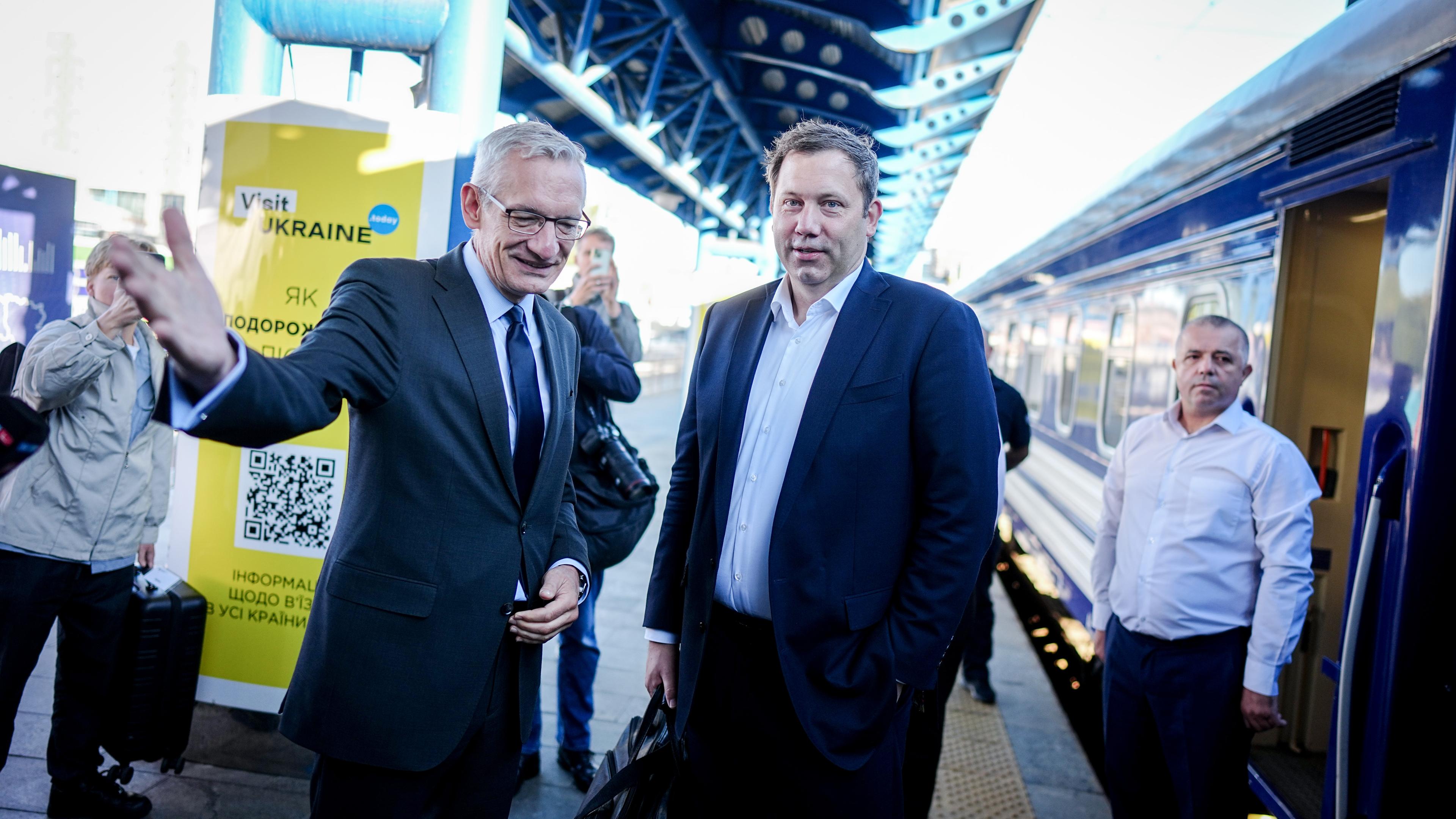 Lars Klingbeil (SPD), Bundesminister der Finanzen, Vizekanzler und SPD-Bundesvorsitzender, kommt am Morgen mit dem Sonderzug auf dem Bahnhof ukrainischen Hauptstadt an und wird vom deutschen Botschafter in der Ukraine, Martin Jäger (l), begrüßt.