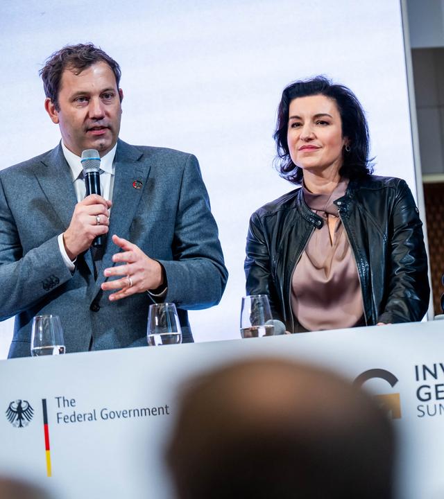 Lars Klingbeil (SPD), Bundesminister der Finanzen steht neben Dorothee Bär (CSU), Bundesministerin für Forschung, Technologie und Raumfahrt und neben Karsten Wildberger (CDU), Bundesminister für Digitalisierung und Staatsmodernisierung. 