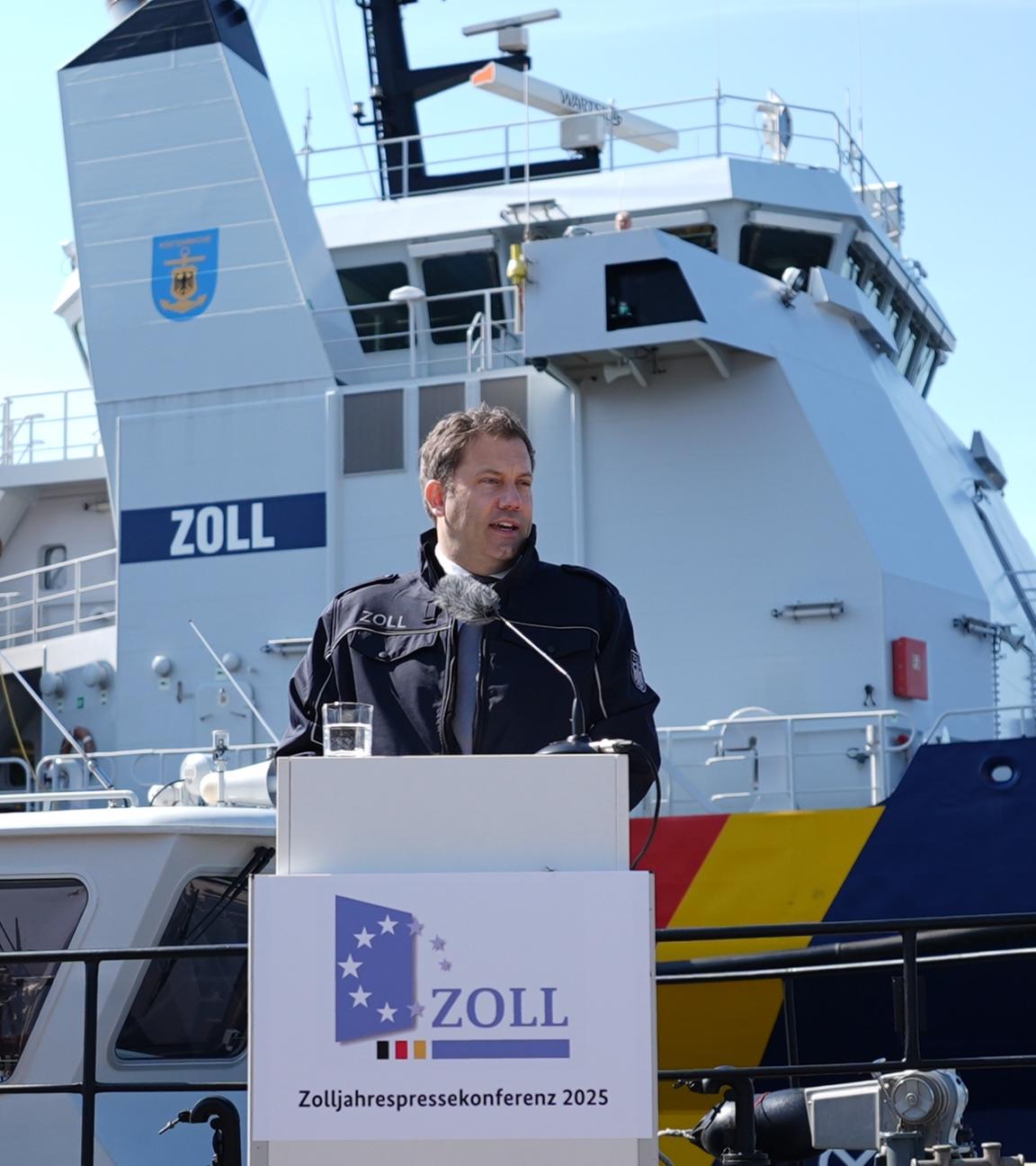 Hamburg: Lars Klingbeil (SPD), Vizekanzler und Bundesminister der Finanzen, spricht während der Vorstellung der Jahresbilanz 2024 des Zolls an der Überseebrücke.