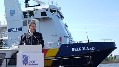Hamburg: Lars Klingbeil (SPD), Vizekanzler und Bundesminister der Finanzen, spricht während der Vorstellung der Jahresbilanz 2024 des Zolls an der Überseebrücke.