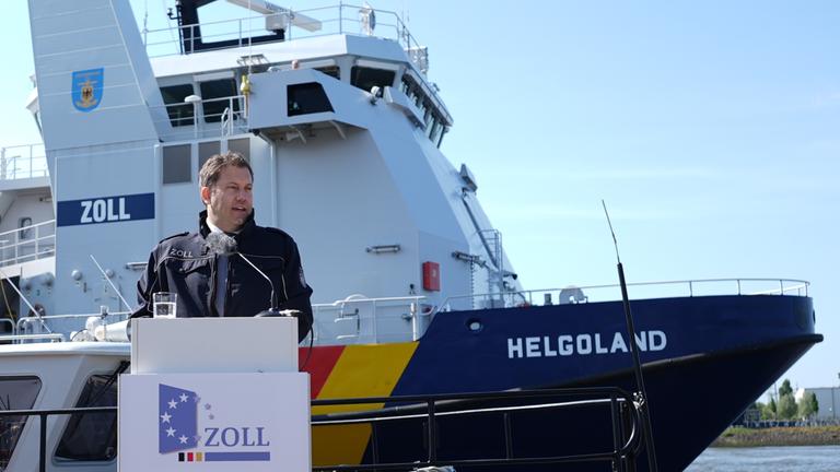 Hamburg: Lars Klingbeil (SPD), Vizekanzler und Bundesminister der Finanzen, spricht während der Vorstellung der Jahresbilanz 2024 des Zolls an der Überseebrücke.