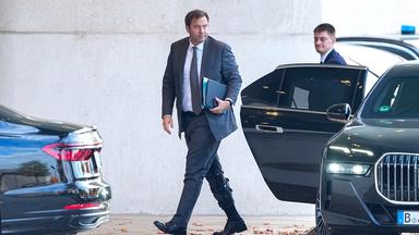 Lars Klingbeil (SPD), Bundesminister der Finanzen, kommt zum Koalitionsausschuss am Bundeskanzleramt an.