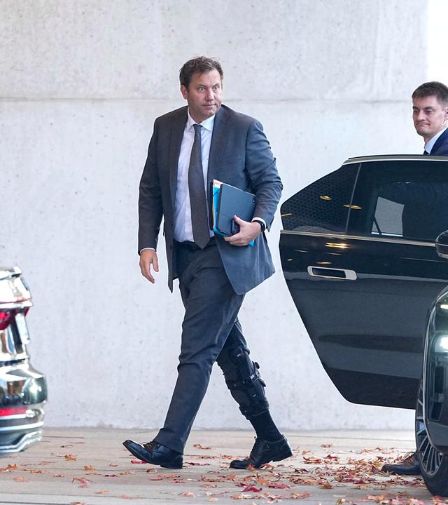 Lars Klingbeil (SPD), Bundesminister der Finanzen, kommt zum Koalitionsausschuss am Bundeskanzleramt an.