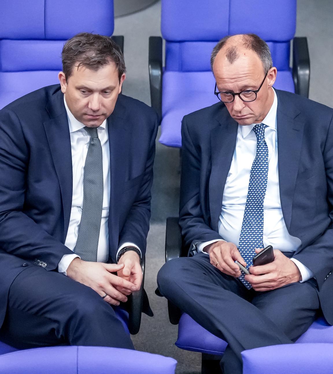 Berlin: Lars Klingbeil (SPD) spricht mit Friedrich Merz (CDU) im Bundestag