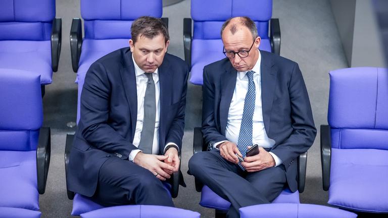 Berlin: Lars Klingbeil (SPD) spricht mit Friedrich Merz (CDU) im Bundestag