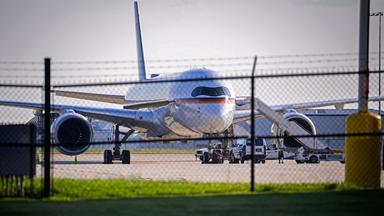 Der Airbus A350 der Flugbereitschaft der Bundeswehr, der eigentlich schon mit Bundesfinanzminister Klingbeil auf dem Weg nach Berlin sein sollte, steht auf dem Rollfeld vom Flughafen Greenville-Spartanburg International Airport