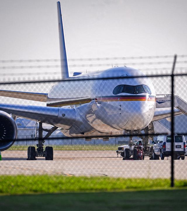 Der Airbus A350 der Flugbereitschaft der Bundeswehr, der eigentlich schon mit Bundesfinanzminister Klingbeil auf dem Weg nach Berlin sein sollte, steht auf dem Rollfeld vom Flughafen Greenville-Spartanburg International Airport