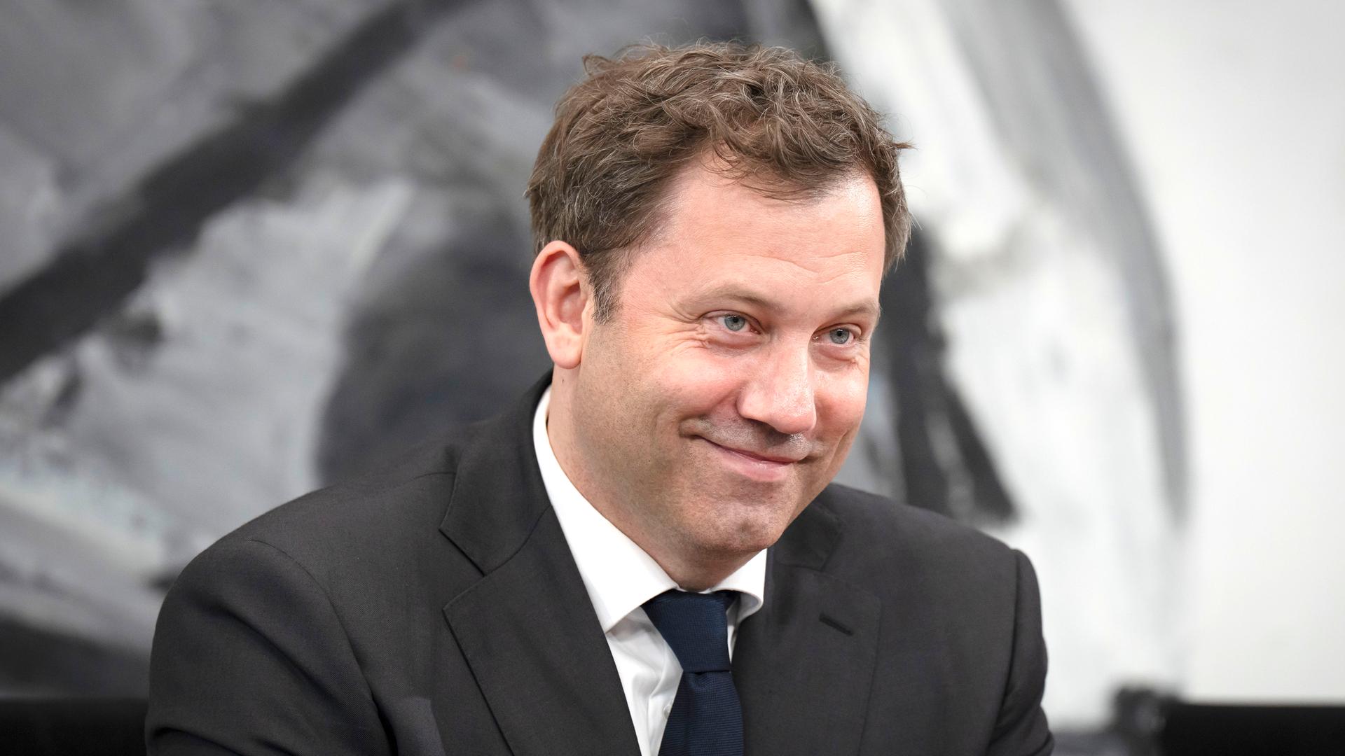 Lars Klingbeil bei der Pressekonferenz nach der ersten Sitzung des Koalitionsausschusses von Union und SPD im Kanzleramt. 