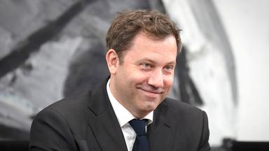 Lars Klingbeil bei der Pressekonferenz nach der ersten Sitzung des Koalitionsausschusses von Union und SPD im Kanzleramt. 