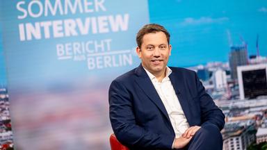 Finanzminister Klingbeil mit ARD-Moderator Matthias Deiss im TV-Studio.