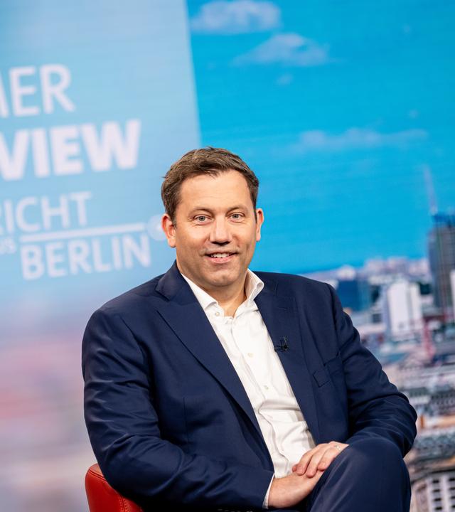 Finanzminister Klingbeil mit Moderator Matthias Deiss im TV-Studio