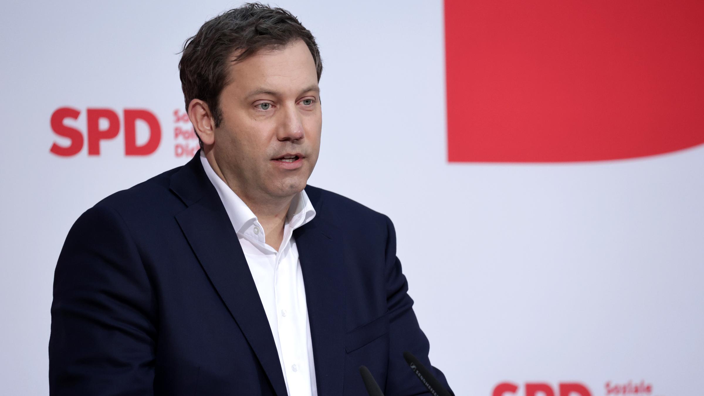 Lars Klingbeil, im Hintergund sind Logos der SPD zu sehen
