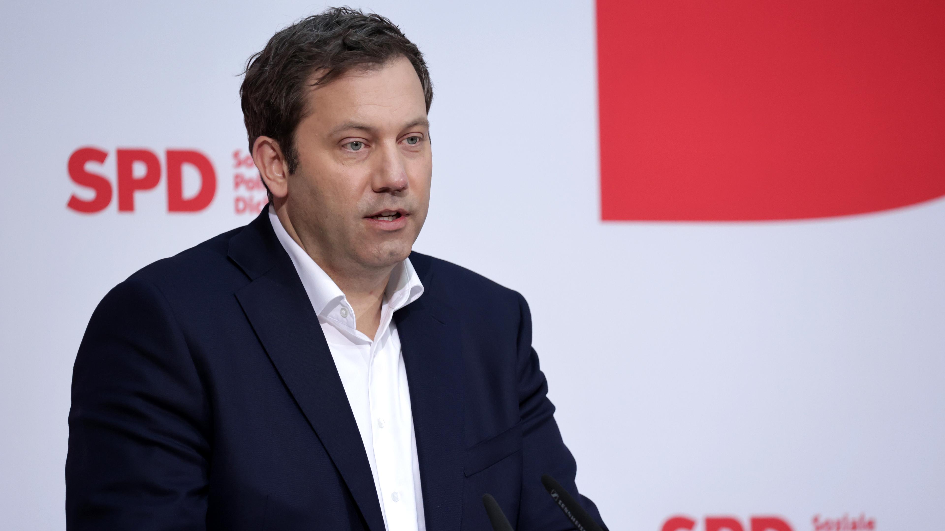 Lars Klingbeil, im Hintergund sind Logos der SPD zu sehen