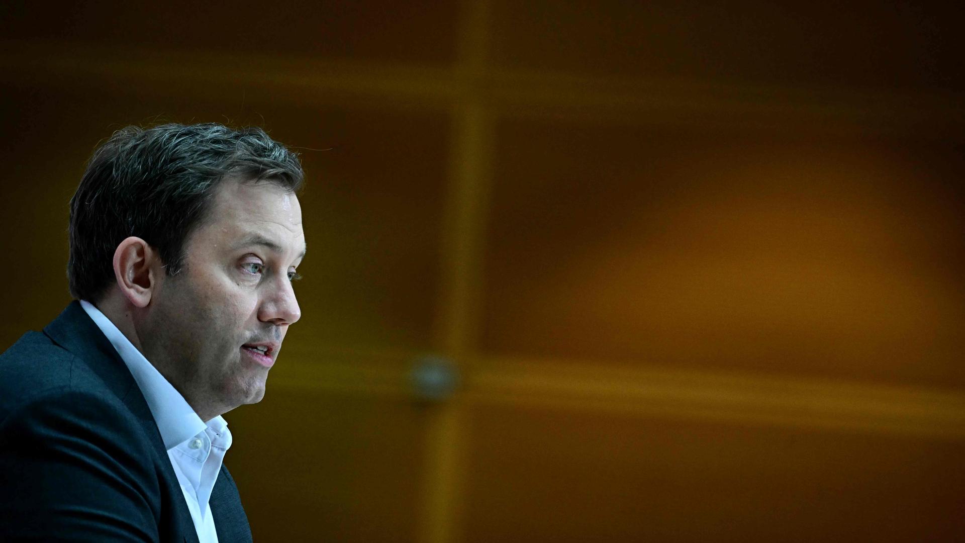 SPD-Chef Lars Klingbeil spricht in der SPD-Zentrale in Berlin.